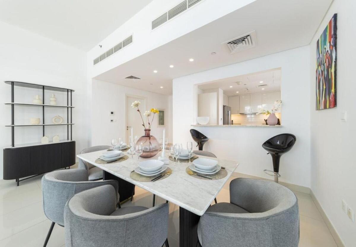 Luxury 3br Downtown Retreat , Walk To Mall Apartment *