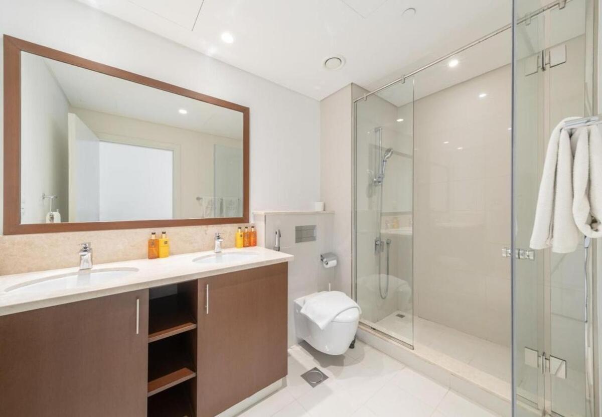 Luxury 3br Downtown Retreat , Walk To Mall Apartment Dubai