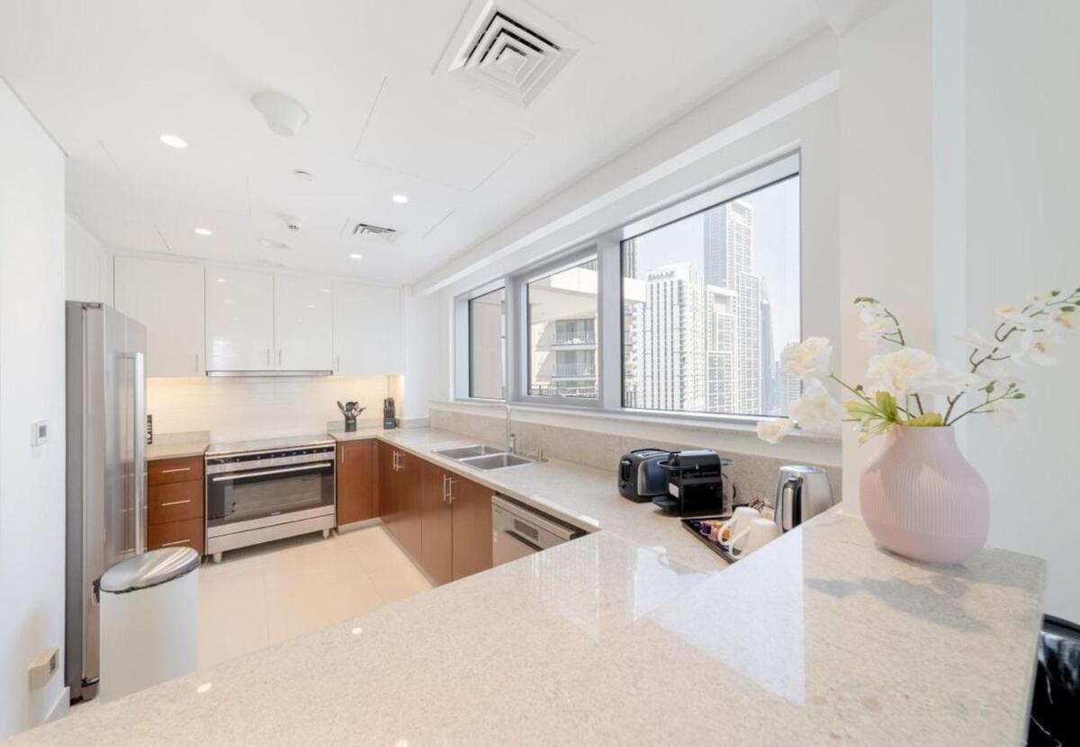 Luxury 3br Downtown Retreat , Walk To Mall Apartment *